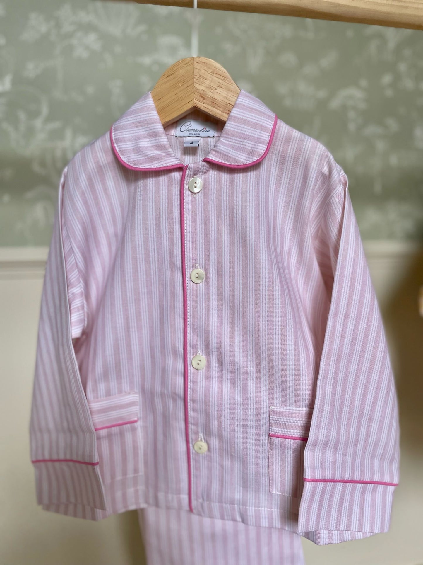 Pigiama spezzato riga larga rosa con piping fragola