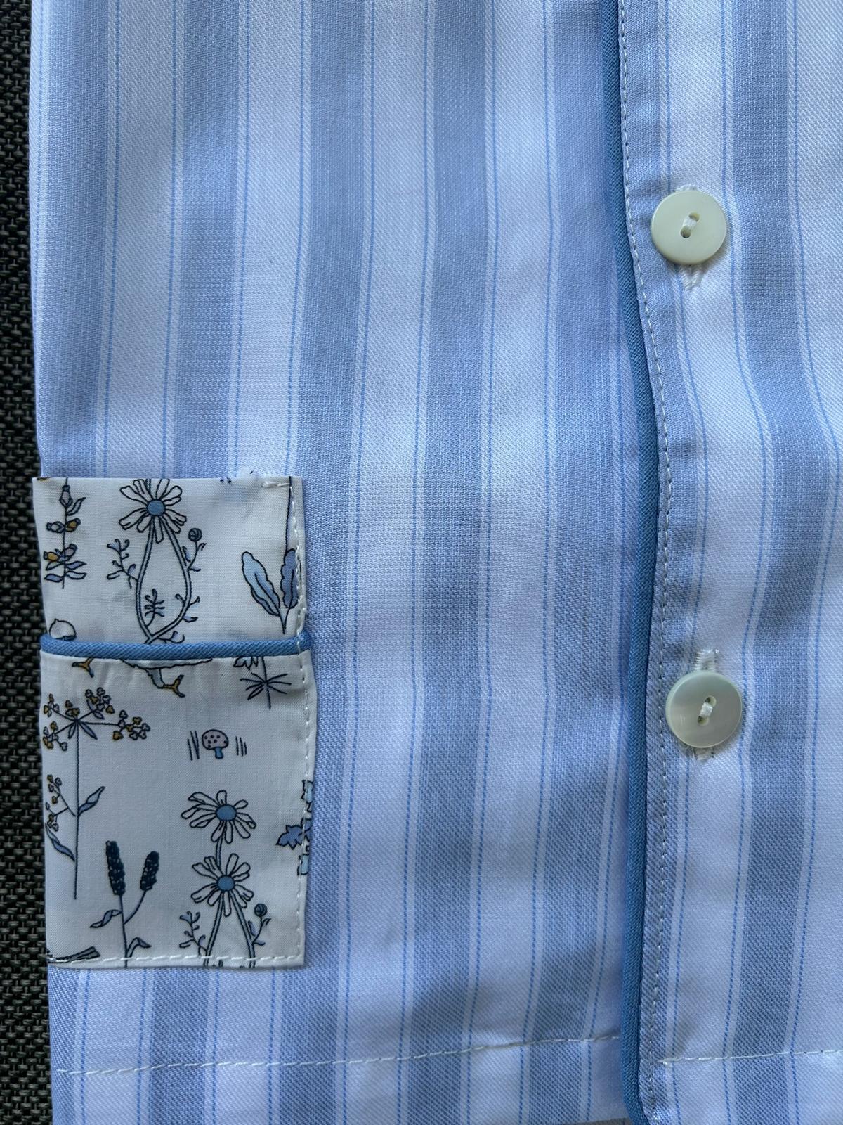Pigiama spezzato riga larga celeste con tasche a contrasto Liberty