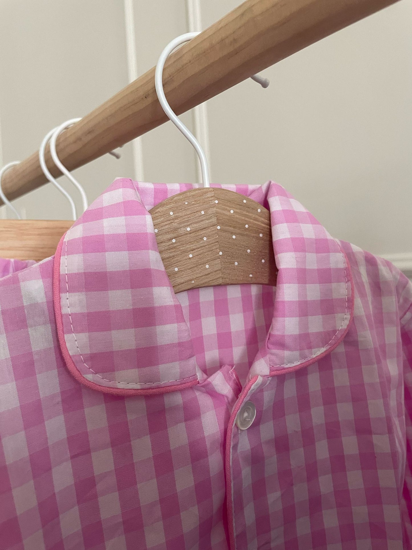 Pigiama spezzato in popeline a quadretti rosa con piping rosa
