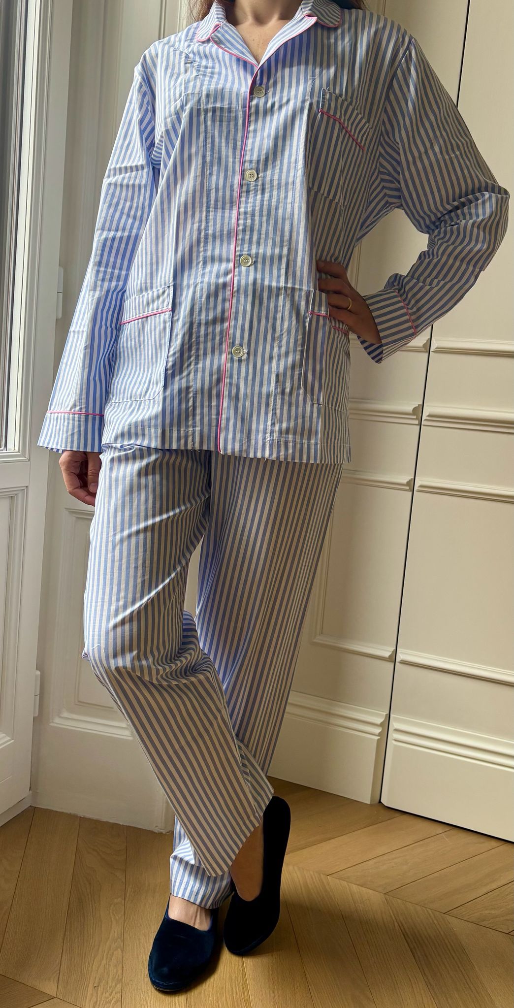 Pigiama spezzato riga larga celeste con piping rosa