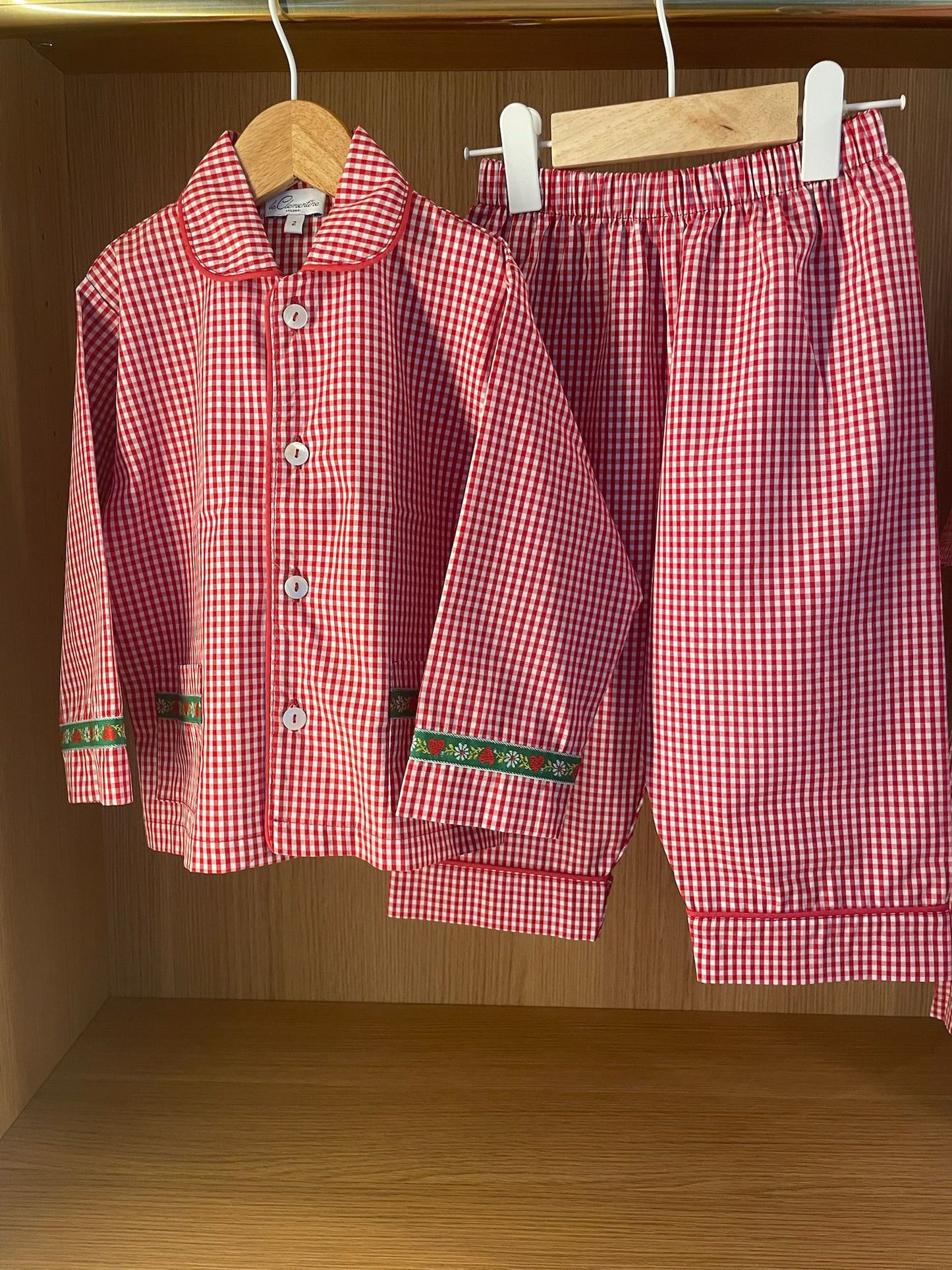 Pigiama spezzato tirolese.