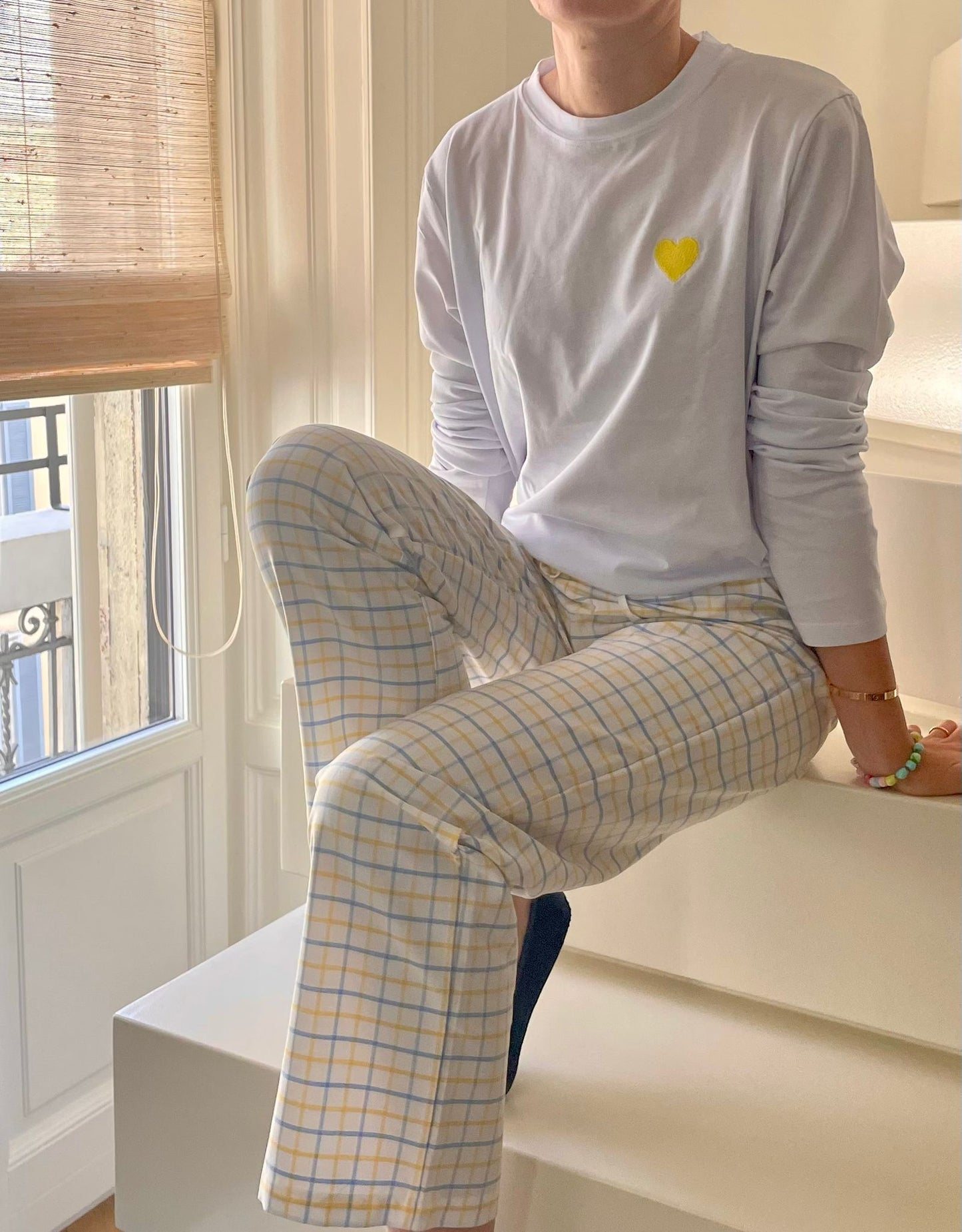 Pigiama t-shirt con ricamo e pantaloni.