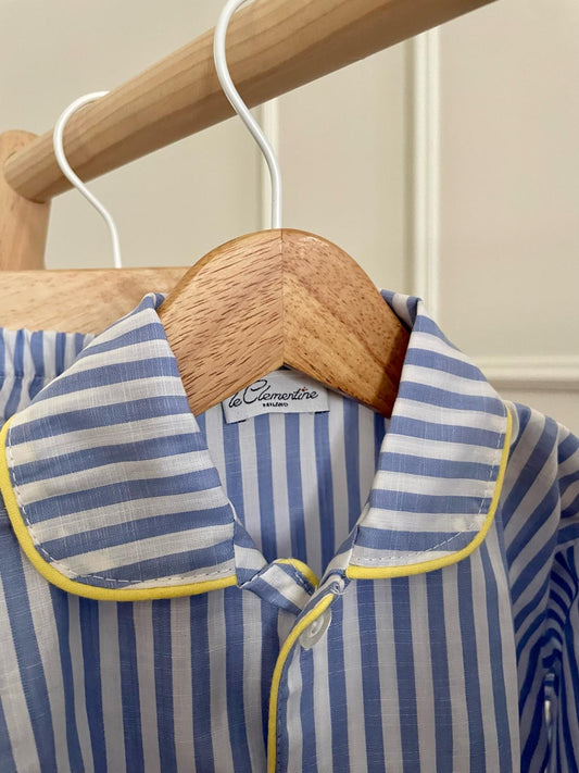 Pigiama spezzato riga larga celeste con piping giallo a contrasto