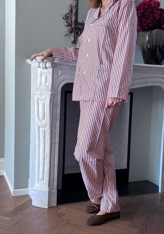 Pigiama spezzato riga larga mattone con piping celeste